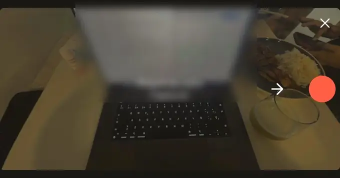 Pantalla de captura de la app con el botón rojo de grabar